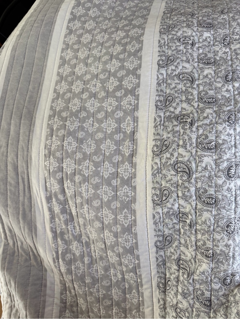 Paisley Quilted Bedspread Full/Queen - Gray & White. Reversible - Picture 2 of 3